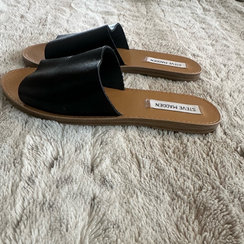 Steve Madden Black and Tan Slide Mules - Picture 2 of 3